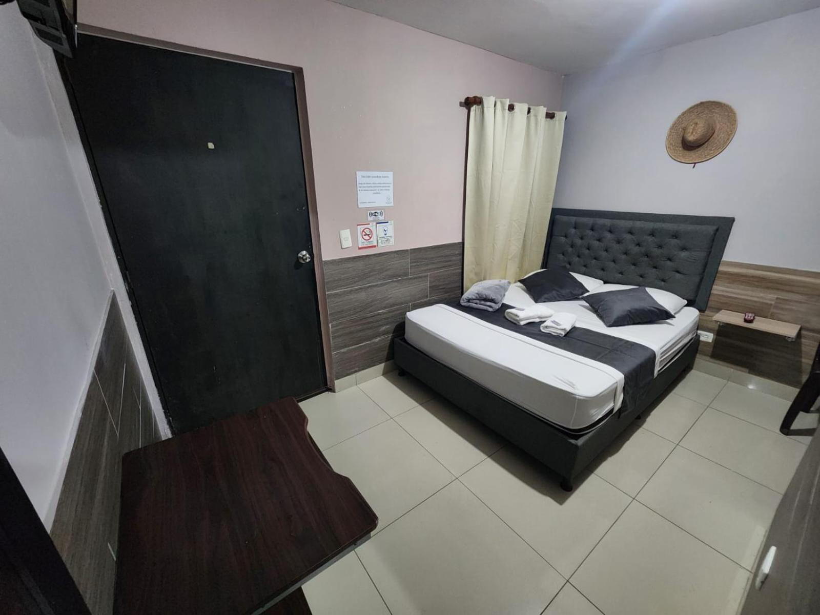 Hotel Medellin Calasanz Luaran gambar